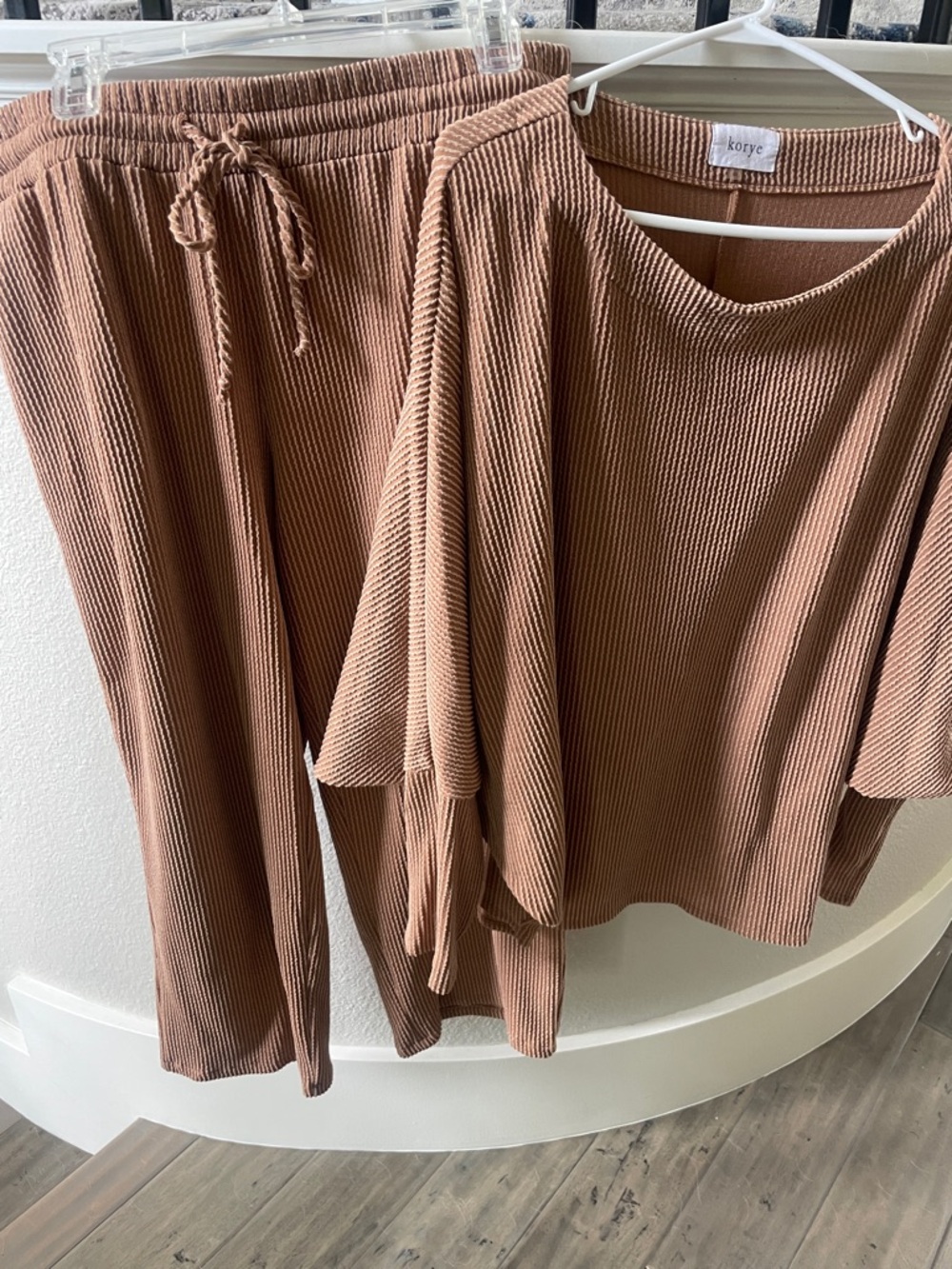 Korye Ribbed Lounge Set in heathered caramel
